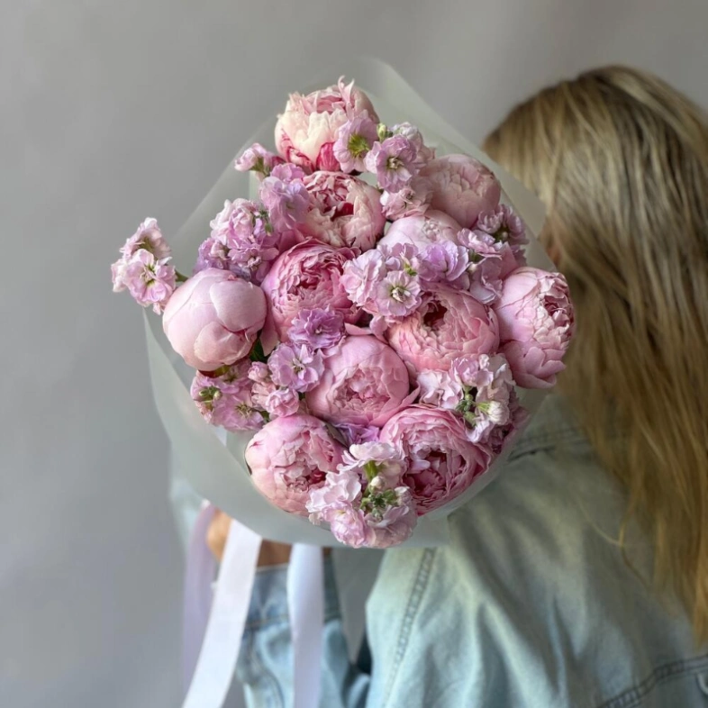 Пионы и ароматная маттиола