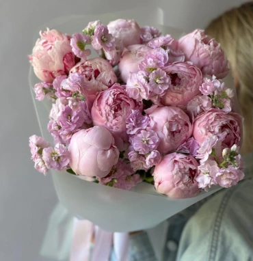 Пионы и ароматная маттиола