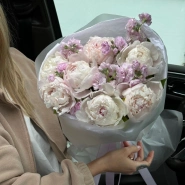 Белые пионы и маттиола 0