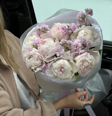 Белые пионы и маттиола