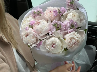 Белые пионы и маттиола