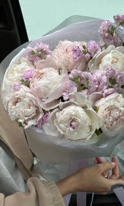 Белые пионы и маттиола