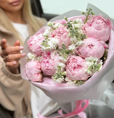 Пионы Сара и маттиола 