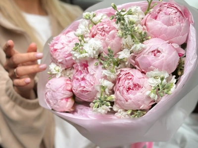 Пионы Сара и маттиола 