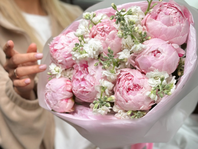 Пионы Сара и маттиола 