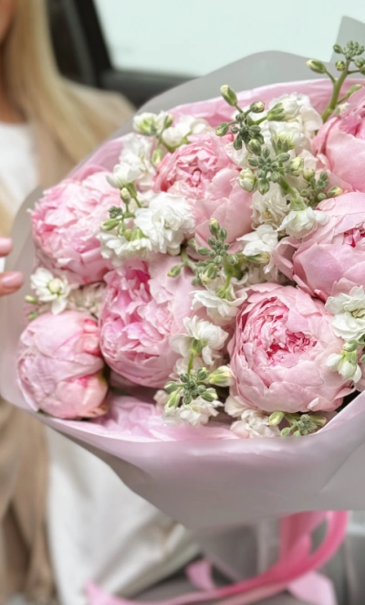 Пионы Сара и маттиола 