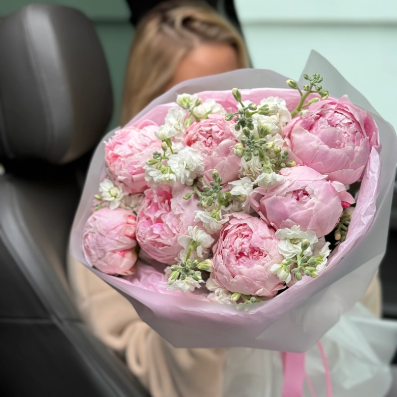 Пионы Сара и маттиола 