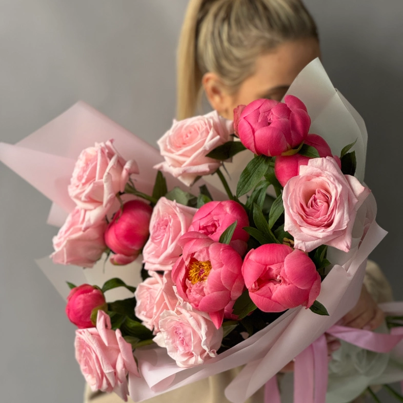 Пионы Корал Шарм и пионовидные розы 