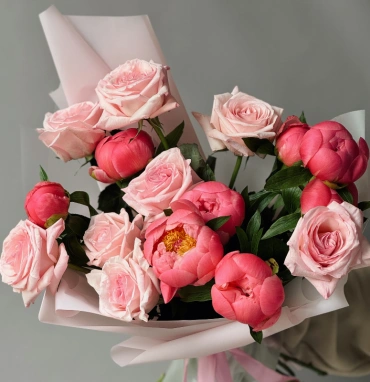 Пионы Корал Шарм и пионовидные розы 