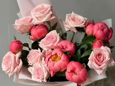 Пионы Корал Шарм и пионовидные розы 