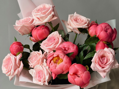 Пионы Корал Шарм и пионовидные розы 