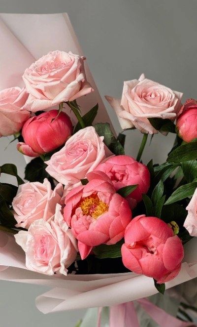 Пионы Корал Шарм и пионовидные розы 