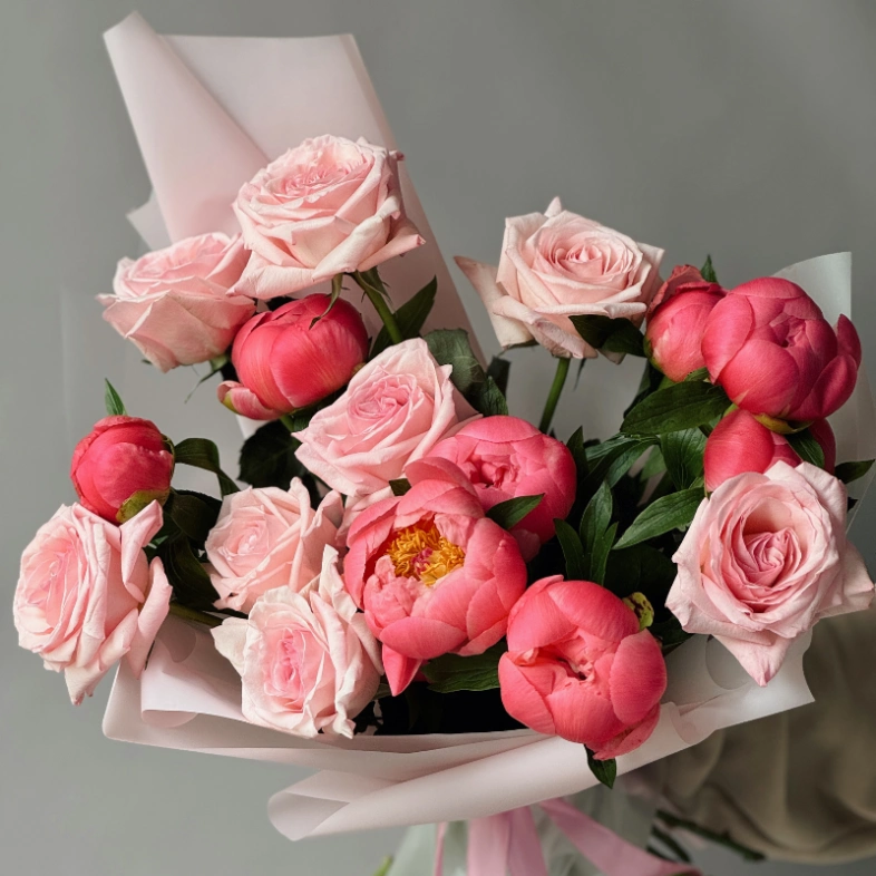 Пионы Корал Шарм и пионовидные розы 