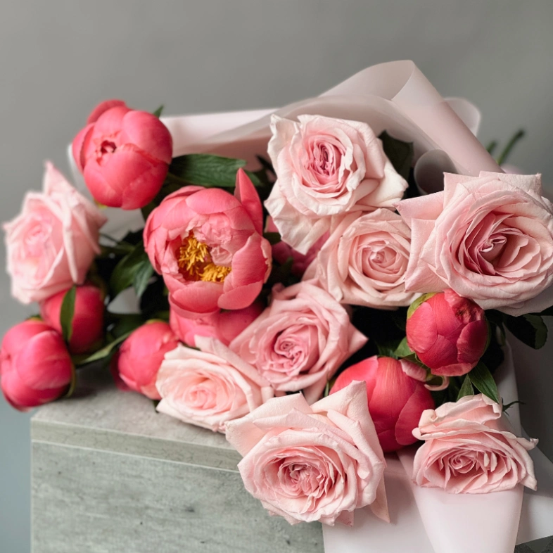 Пионы Корал Шарм и пионовидные розы 