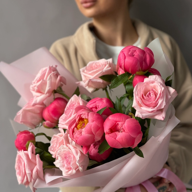 Пионы Корал Шарм и пионовидные розы 