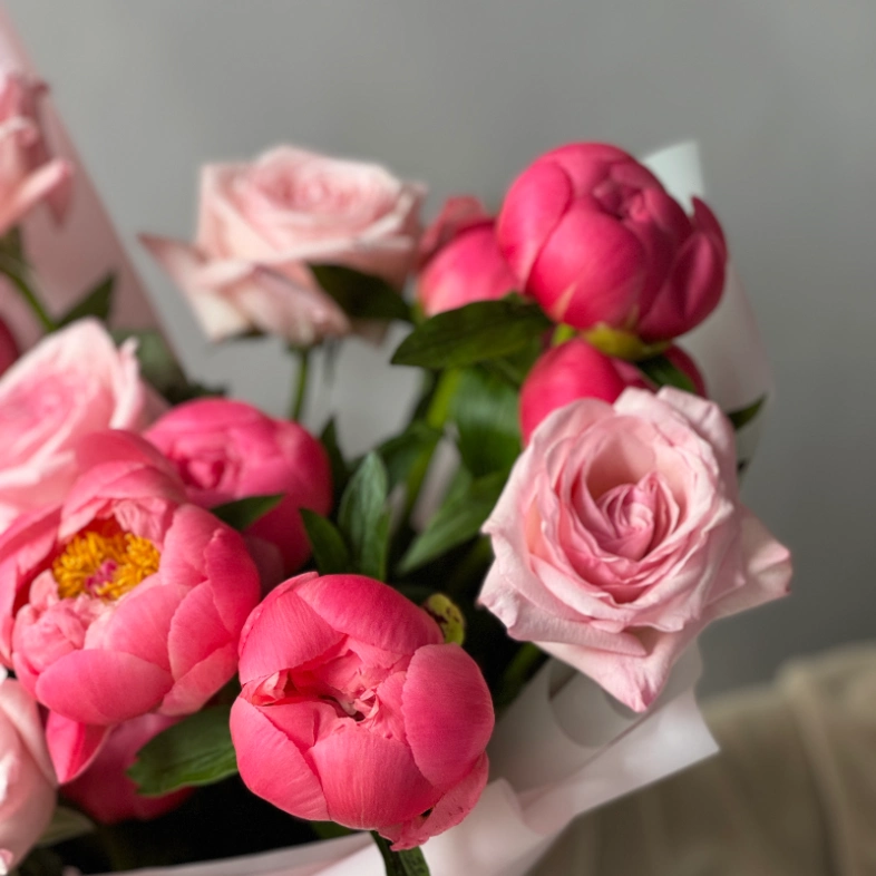 Пионы Корал Шарм и пионовидные розы 