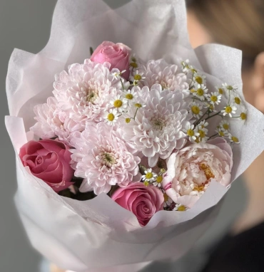 Пион с ромашкой и розами