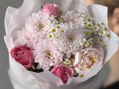 Пион с ромашкой и розами