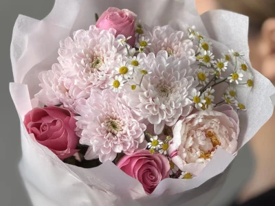 Пион с ромашкой и розами