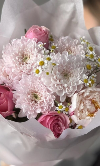 Пион с ромашкой и розами