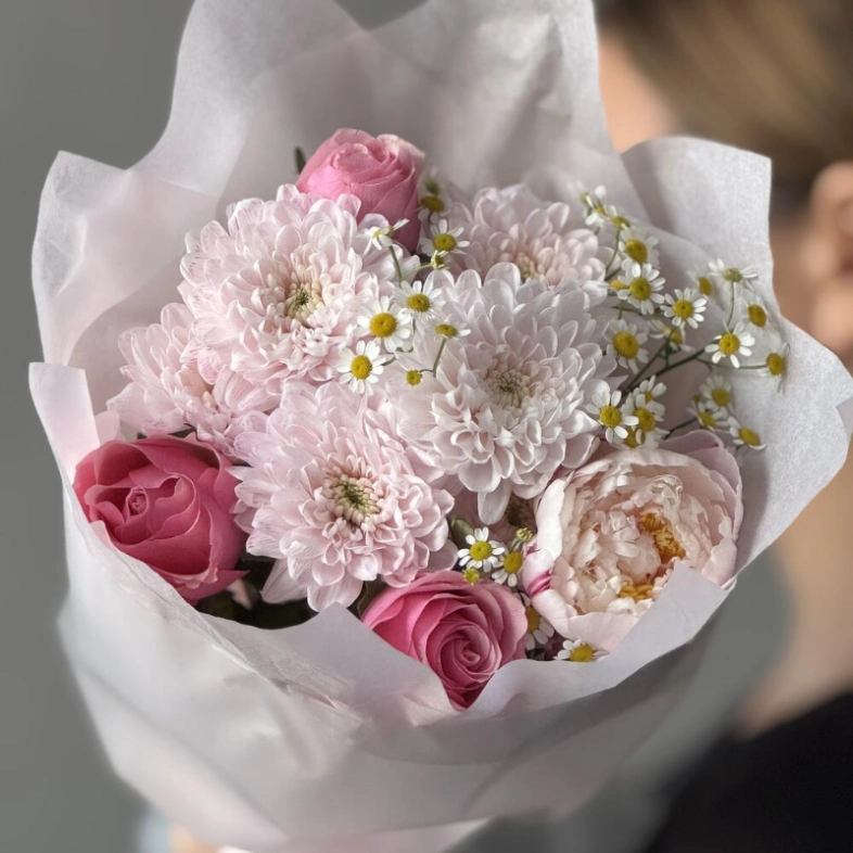 Пион с ромашкой и розами