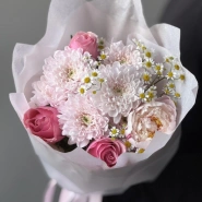 Пион с ромашкой и розами 1