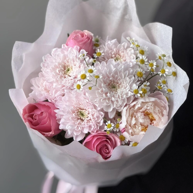 Пион с ромашкой и розами