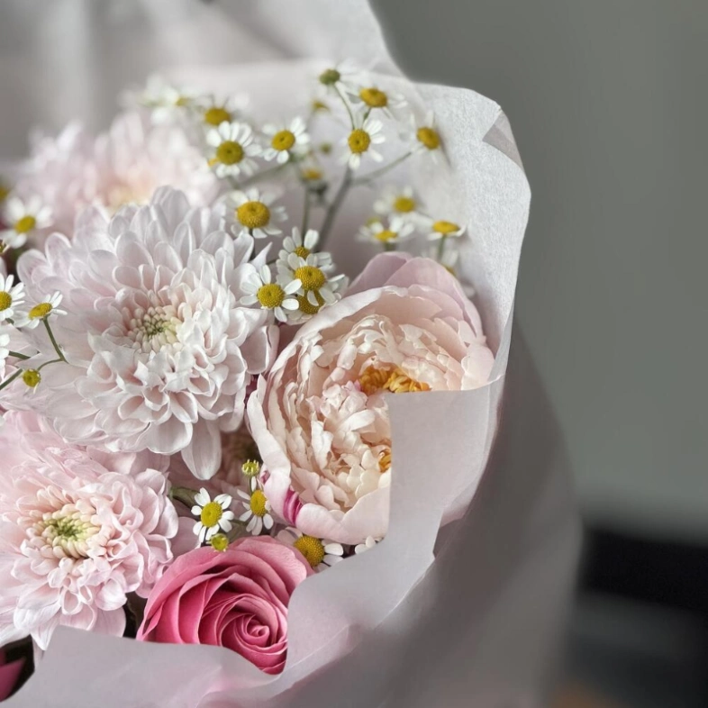 Пион с ромашкой и розами