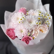 Пион с ромашкой и розами 2
