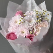 Пион с ромашкой и розами 3