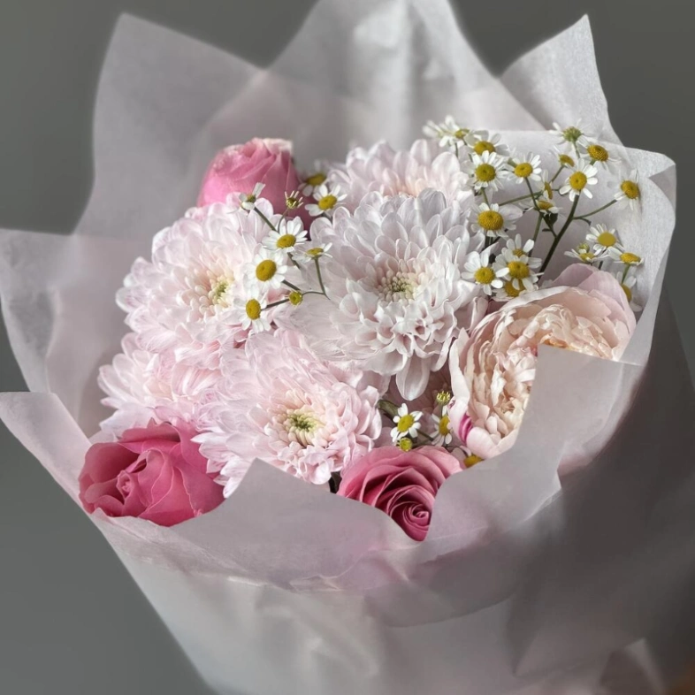 Пион с ромашкой и розами