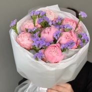 Сборный букет с пионами и статицей 0