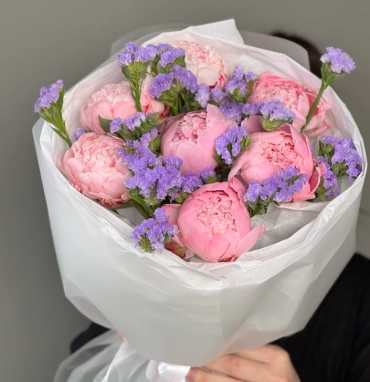 Сборный букет с пионами и статицей