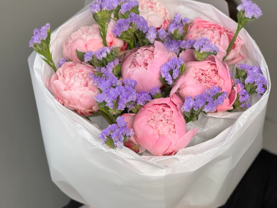 Сборный букет с пионами и статицей