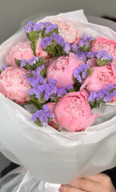 Сборный букет с пионами и статицей