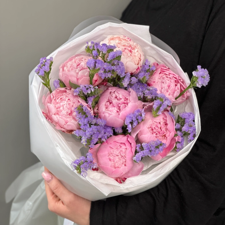 Сборный букет с пионами и статицей