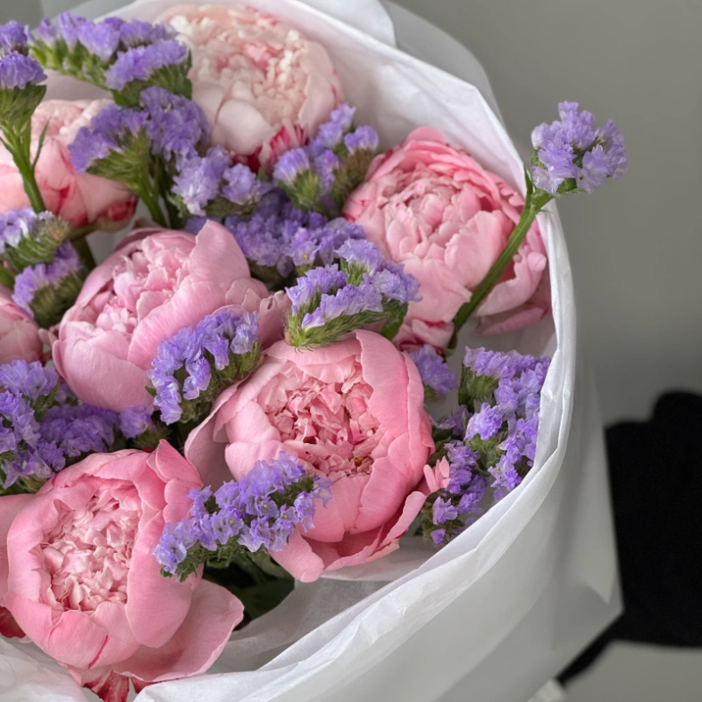 Сборный букет с пионами и статицей