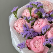 Сборный букет с пионами и статицей 3