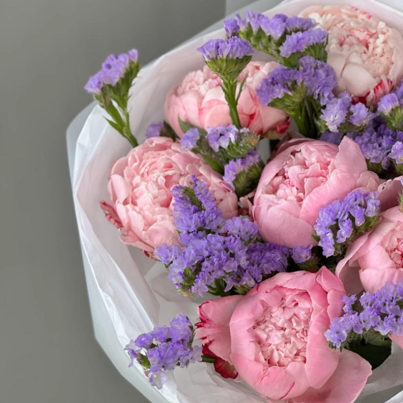 Сборный букет с пионами и статицей