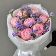 Сборный букет с пионами и статицей 2