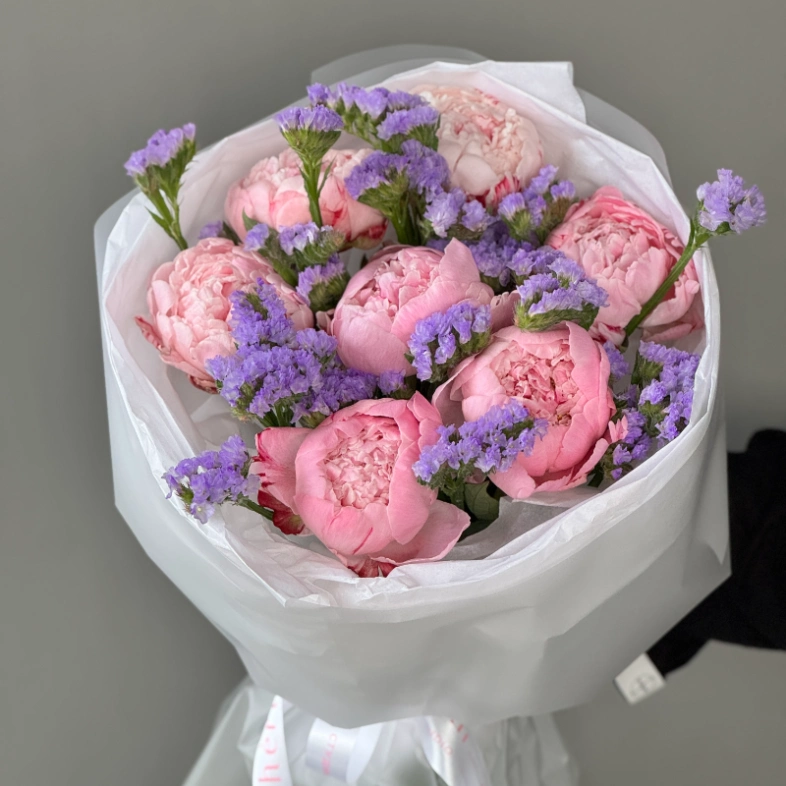 Сборный букет с пионами и статицей