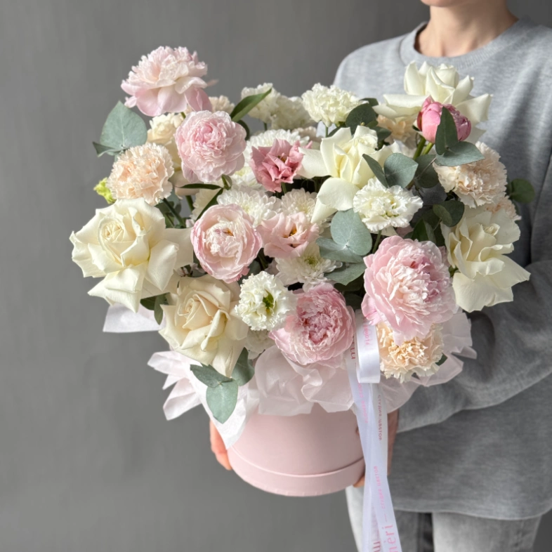 Нежная коробка с пионами