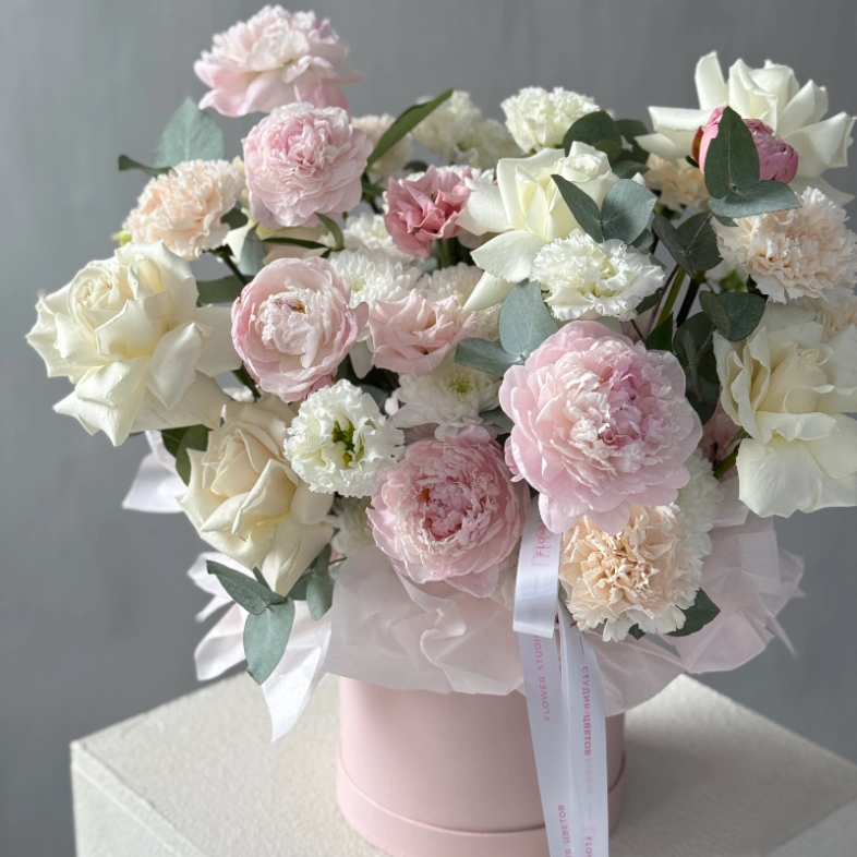 Нежная коробка с пионами