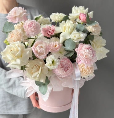 Нежная коробка с пионами