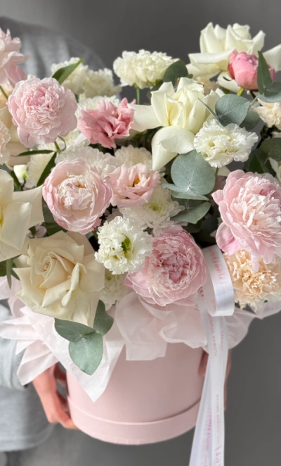 Нежная коробка с пионами