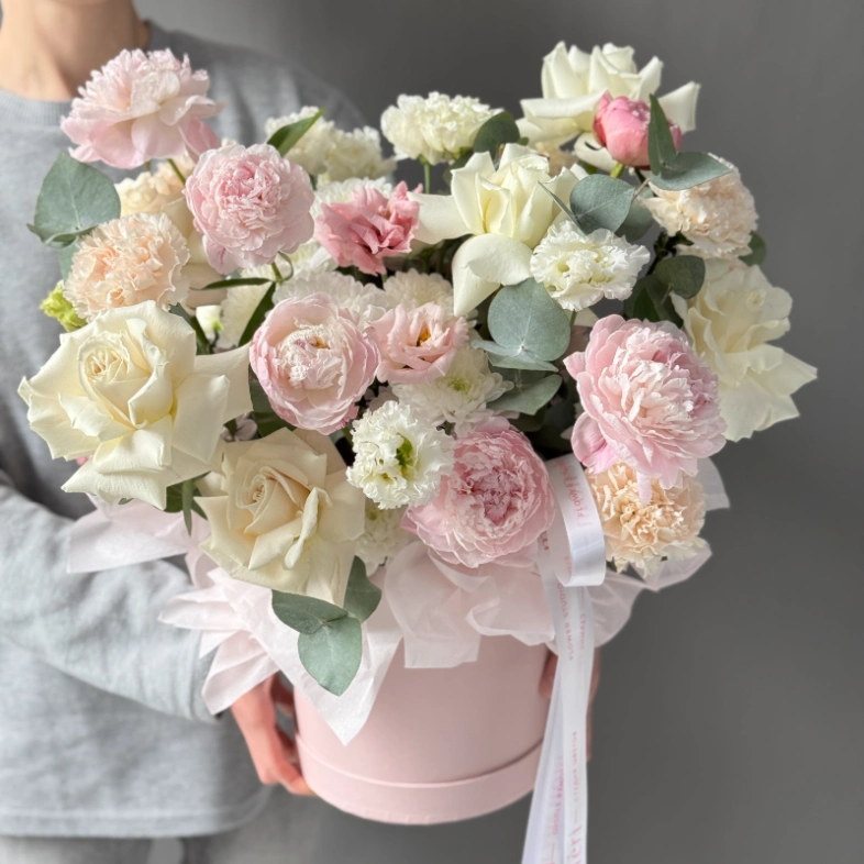 Нежная коробка с пионами