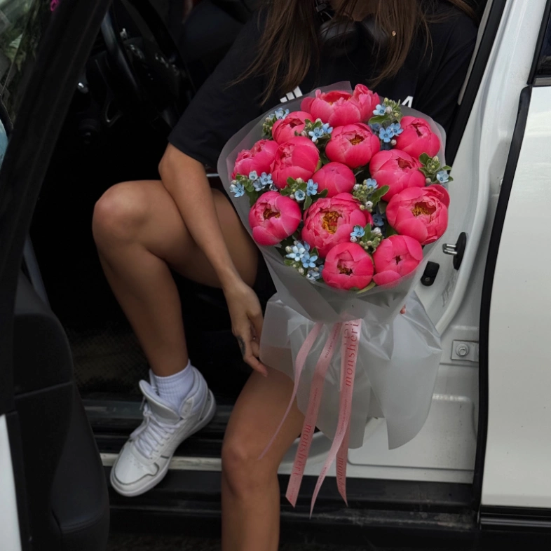 Букет «Rosenrot» / 15 пион Coral Charm-незабудка