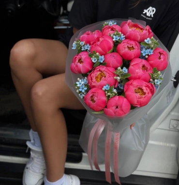 Букет «Rosenrot» / 15 пион Coral Charm-незабудка