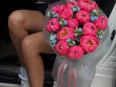 Букет «Rosenrot» / 15 пион Coral Charm-незабудка