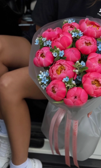 Букет «Rosenrot» / 15 пион Coral Charm-незабудка